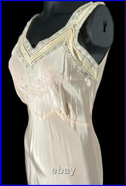 Stunning Vtg Pristine 1930s 1940s Peach Rayon Satin Gown w Lace & Embroidery 34