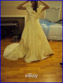 Unique Galina Short Sleeve White Wedding Dress, Veil & Slip Approx Sz 10