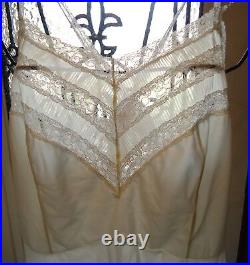 Vtg 60s FEM White Silky Nylon Crystal Pleated Full Slip Dress 36 Shadow Panel